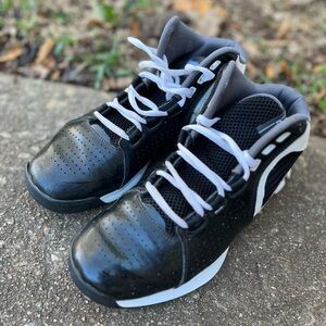 Reebok Men's Black and White Athletic Sneakers. Mens 5.5 or women’s 7